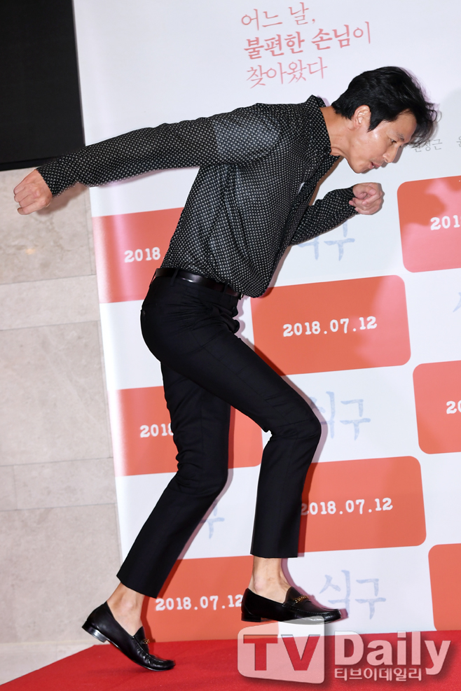 The VIP premiere of the movie Family (director Lim Young-hoon and production Dongwooha Factory) was held at Lotte Cinema World Tower in Seoul on the afternoon of 9th day.Actor Jung Woo-sung attended the VIP premiere of family.Family is a work that depicts an uncomfortable cohabitation that began when an uninvited repatriation (Yoon Park) came into the ordinary life of a naive father, Shin Jung-geun, a young mother, and a brave daughter, Sunyoung (Kona Hee).Movie family VIP premiere