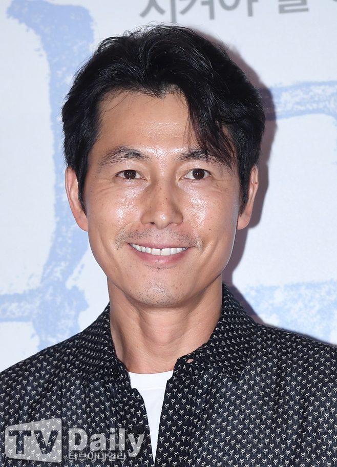 The VIP premiere of the movie Family (director Lim Young-hoon and production Dongwooha Factory) was held at Lotte Cinema World Tower in Seoul on the afternoon of 9th day.Actor Jung Woo-sung attended the VIP premiere of family.Family is a work that depicts the uncomfortable cohabitation that began when the innocent father Sunsik (Shin Jung-geun), the young mother Aesim (So Jang-yeon), and the uninvited Reservoir (Yoon Park) came into the ordinary life of the family of the brave daughter Sunyoung (Kona Hee).Movie family VIP premiere