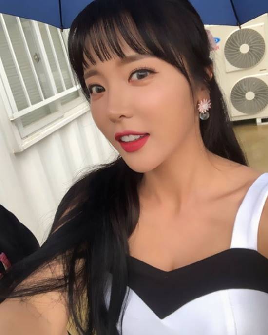 Singer Hong Jin-young released a photo at the shooting site.Hong Jin-young said on his 9th day instagram that the rainy day is also filmed and Today is Monday.Everyone be careful driving the rain and be careful with Flu. Its cold because it rains. In the photo, Hong Jin-young put on an umbrella and stared at the camera with a bright expression.On the other hand, Hong Jin-young is active in various entertainment including SBS Running Man.Photo: Hong Jin-young Instagram