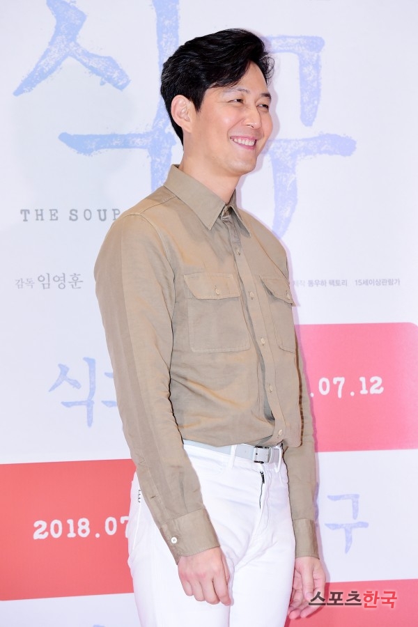 Lee Jung-jae attends the premiere of the movie family at Lotte Cinema World Tower in Songpa-gu, Seoul on the afternoon of the 9th.Family is a film about a story of a re-arrested family member who was abandoned by his family in the past due to wrongdoing, one day meeting Shin Jin Keun at a funeral home and turning from an uninvited person to a family as he is beholden overnight.Shin Jin Keun Yoon Park So-yeon Jang and others will appear; it will be released on the 12th.