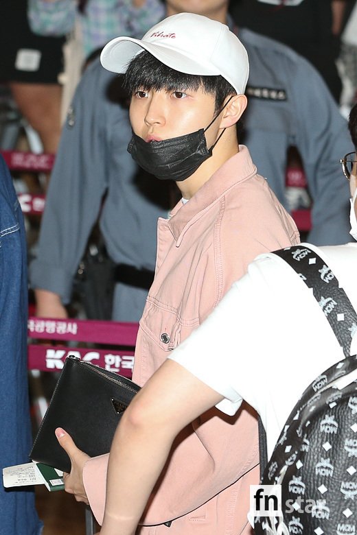 Wanna One, a group, left for Tokyo, Japan, via Gimpo International Airport to attend the first Japanese concert during a world tour on the afternoon of the 9th.