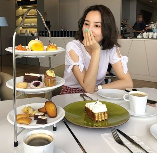 Han Hye-jin, wife and actor of the national soccer team Ki Sung-yueng, conveyed his relaxed daily life.Han Hye-jin and Ki Sung-yuengs joint Instagram posted a photo on the 10th, Thank you for the freedom given by # Afternoonty Zion Father and a photo of taking a rest in front of a cup of tea.Han Hye-jin will appear on the JTBC entertainment program One Pickup Show on the 11th.