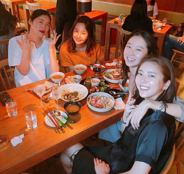 Actor Gong Hyo-jin and singer and actor Son Dam-bi showed off their strong friendship.Son Dam-bi posted a picture on his instagram on July 10 with an article entitled I was full, I ate a lot, everyone has been a long time.The photo shows the figure of Gong Hyo-jin, shouldering Son Dam-bi, and the figure of Kang Se-mi sitting opposite the two is also noticeable.A glimpse of the cheerful scene atmosphere can be seen in the bright expressions of Gong Hyo-jin and Son Dam-bi and Kang Se-mi.delay stock