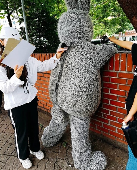 Band FT Island member Lee Hong-gi has attracted Eye-catching in a comical fashion.Lee Hong-gi posted a photo on his Instagram account on July 10 with the caption: Kiyaaang, hard work, hard work!The photo shows Lee Hong-gi lying on the street wearing a giant rabbit mask, and the staff are bringing Lee Hong-gi with a portable fan.The weary look of Lee Hong-gi stands out.Fans who saw the photos responded, Its funny. Brother. Whats the shot?, Its going to be hot. Come on!, Its so cute.delay stock