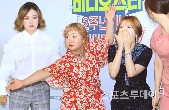 MBC Everlon Video Star 2nd anniversary audience participation high touch meeting was held at KB Rock Star Youth Maru in Seogyo-dong, Mapo-gu, Seoul on the afternoon of the 10th.Kim Sook, Park Na-rae, Sunny, and Park So-hyun are posing at the event.2018.07.10.