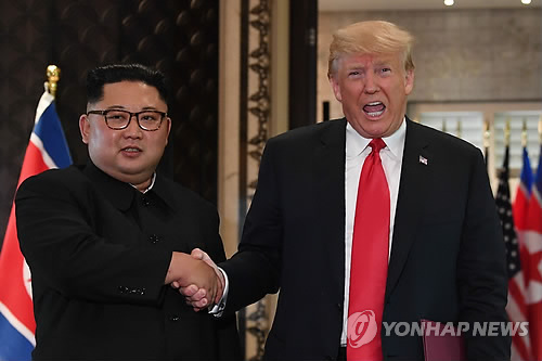 지난 6월12일 싱가포르 북미정상회담에서 도널드 트럼프 미국 대통령이 김정은 북한 국무위원장과 만나 악수하는 모습. [AFP=연합뉴스]
