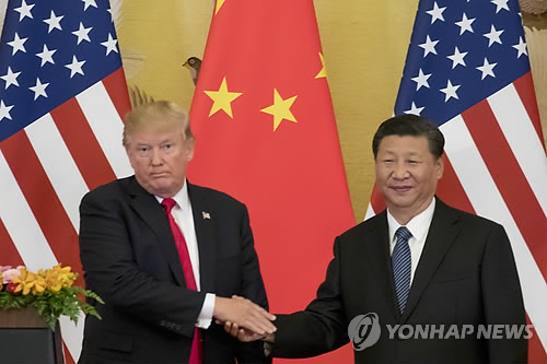 美中 무역전쟁 재개 조짐…美 '中 기술굴기' 노골적 견제 (베이징 AP=연합뉴스) 도널드 트럼프 미국 대통령과 시진핑 중국 국가주석이 2017년 11월 베이징 인민대회당에서 만나 악수하는 모습.       미국 정부는 29일(현지시간) 최근 미·중 협상단이 합의한 것으로 알려진 '상호 관세부과 보류' 방침을 깨고, 중국산 첨단기술 품목에 25%의 고율 관세를 부과하기로 한 결정을 그대로 강행한다고 발표, 무역전쟁이 재개될 기미를 보이고 있다.        미국 정부가 중국의 첨단기술 품목에 대한 관세 장벽을 높이는 것은 중국의 '기술 굴기'를 견제하려는 의도가 있는 것으로 풀이된다.      lcs@yna.co.kr