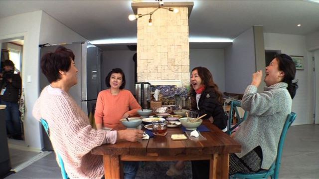 중장년 여자배우들이 남해에서 생활하는 모습을 담은 KBS1 ‘박원숙의 같이 삽시다’는 방송을 본 시청자 사이에 입소문을 타면서 웬만한 예능프로그램 못지않은 시청률을 기록하고 있다. 방송화면 캡처