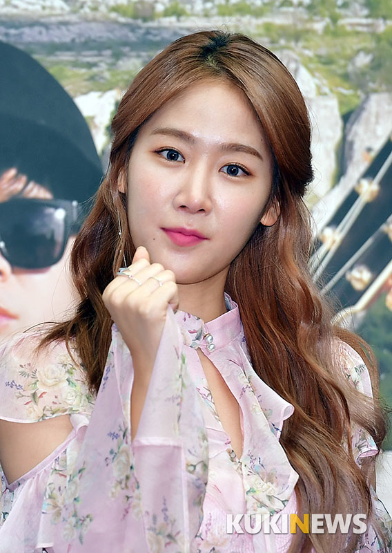 Singer Soyou poses at the TVN entertainment program The Way to Ithaca at the Stanford Hotel in Sangam-dong, Seoul on the 11th.The Way to Ithaca is a program that captures the journey from Turkey to the Greek island of Ithaca with the expense of uploading the song video to SNS.Singer Yoon Do Hyun and Ha Hyun Woo, Lee Hong-gi, Soyou, and comedian Kim Jun-hyun will appear on the 15th.