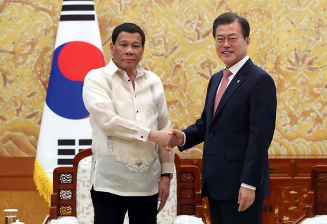 두테르테 필리핀 대통령은 지난 6월 방한기간 중 이마트를 들러서 "바나나를 많이 사달라"고 얘기했습니다. 그의 고향이자 정치적 근거지인 다바오는 대표적인 필리핀의 바나나 산지입니다.