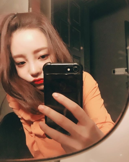 Goo Hara has emanated a remarkable beauty.Goo Hara released a picture on his 10th day with an article Watch and Zalgja on his instagram.In the photo, Goo Hara is shown. Goo Hara, who took a selfie using a mirror, attracted Eye-catching with a clear eye.Meanwhile, Goo Hara will release a digital single Wild in Japan on the 30th.