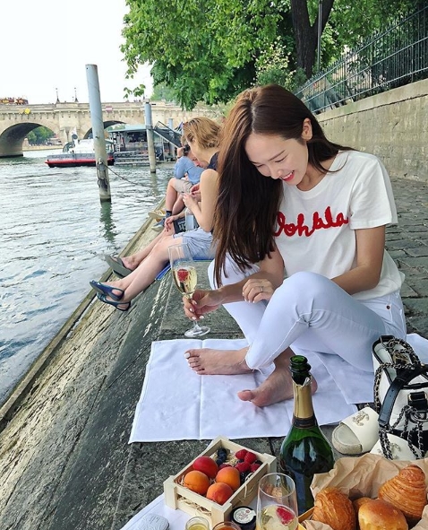 Singer Jessica from the group Girls Generation showed off her pure beauty in France Paris.Jessica posted a photo on her Instagram account on July 11 with an article entitled Oh La La.Inside the picture was Jessica, who enjoys Pignik with the Sen River in front of her, who is drinking a glass of wine with various fruits and bread.Jessicas bright smile is lovely.delay stock
