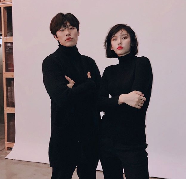 Model Shim Sooung released a photo shoot behind-the-scenes photo with Actor Ryu Jun-yeol.Shim Sooung posted a picture on July 10 with his article All Black in his instagram.The photo shows Ryu Jun-yeol and Shim Sooung, both of whom are dressed in black costumes, staring at the camera with their backs to each other.Ryu Jun-yeol is smiling brightly, and Shim Sooung is emitting chic eyes.Fans who responded to the photos responded to Oh my God, its really cool, Both of them are breaking Leeds, and Im shaking my Heart.delay stock