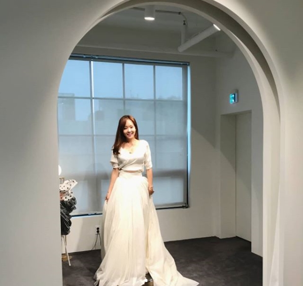 So Yoo-jin showed off his extraordinary dress figure.Actor So Yoo-jin posted an article and a photo on his Instagram on July 11 called Two-Peace Dress.Sooo-jin in the photo boasts a pure visual wearing a white two-piece dress.The figure of So Yoo-jin, who can not believe that she is a mother of three children, catches her eye.kim ye-eun