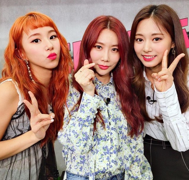 Group Brown Eyed Girls member JeA released a photo taken with group TWICE members TZUYU and Chae Young.JeA posted a photo on his Instagram account on July 11 with an article entitled So cute Guguz (Both Chae Young and TZUYU were born 1999).The photo shows JeA standing side by side with Chae Young and TZUYU, who show off their fresh 20-year-old beautiful look.JeA also boasts humiliating beautiful looks between the two.Fans who encountered the photos responded to Unpushed Beautiful looks, My sister is also a Guguz; Beautiful looks are 20 years old and Really for the best.delay stock