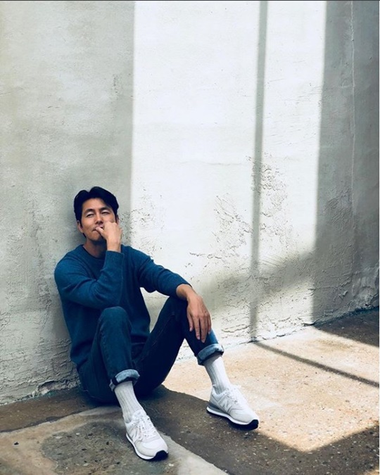 <p>Actor Jung Woo-sung boasted a special look.</p><p>Jung Woo-sung posted one photo of herself on his own SNS on the 11th.</p><p>Jung Woo - sung s appearance sitting on the wall is contained while keeping comfortable items in the released pictures. He concentrates the eyes of people with extraordinary features in styling that does not differ from stars.</p><p>Jung Woo - sung refrains from releasing the movie Jin - Roh: The Wolf Brigade (Director Kim Jee - woon and Producer Lewis Pictures). In Jin-Roh: The Wolf Brigade, after the North-South declared a unified preparatory five-year plan, in 2029 chaos when anti-unit terrorist groups appeared, the police organization Tukugide and the absolute Human Weapon Jin-Roh: a movie depicting the success of The Wolf Brigade, called a wolf in a stupid confrontation with power authorities. Jung Woo-sung is scheduled to appear as a leader of the police organization Tukugide, Jean Jin Tae.</p>