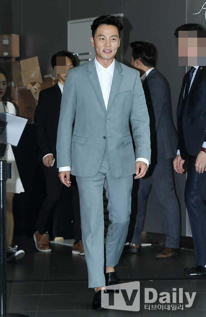 Actor Lee Seo-jin attends the event to commemorate the launch of Dr. Lee Joon at the Banpo Three Light Island in Seocho-gu, Seoul on the evening of the 11th.Dr. Lee Joon Launching Event