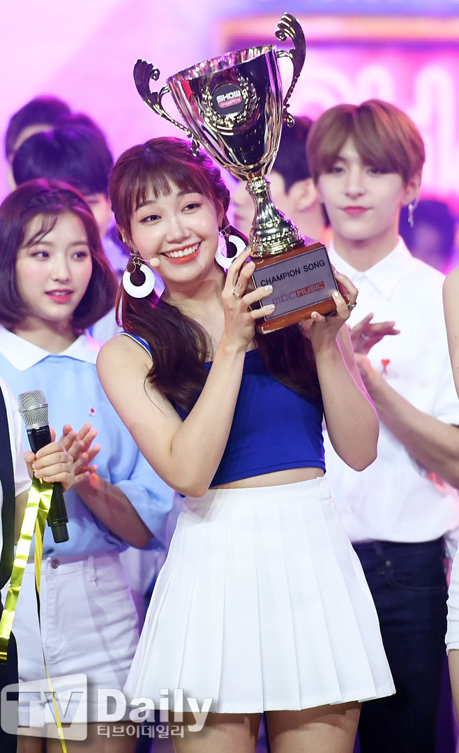 A Pink Chung Eunji Panda. This is you guys. <p>Cable TV MBC Music show champion on the spot was held on the evening in Goyang City Gyeonggi Province MBC Dream Center in the evening.</p><p>This pink Jung Eunji who occupied 1st place has an encore stage.</p><p>On this day s champion s stage, this pink (/ Apink Night Lantern Elementary Bomichon Eunji Hand Good Nam Joo Oh Ha - young), New East W (JR Aron White Tiger Len), Yun Mi Lei, Jesse, Day Six (Sonjin Jae Young K Wonpir help), Accounting, Gangnam, more East Lights, Onen Off, Ninth Seminar (Washing Mina Nyon), Golden Child (Jom Joong Province Bomin Reproduction Jibomujang TAG Suunmin Y Formation), Gim Dong Han, Promise Nine Son Ha Young appeared on Celebrity Chae Yeon Inagyon Park and Chi Won Lee Seo-yeon Baekjeong), Maitin, Flash, TARGET, NTB and others and showed off a fancy and nice stage.</p><p>Shaw champion is live on Wednesday evening at 7 oclock at night at the music chart show which decides the singing world champion such as the best popular song of one week, the popular song circus hot issue, and the best newcomer.</p><p>Cable TV MBC Music show champion on the spot public</p>