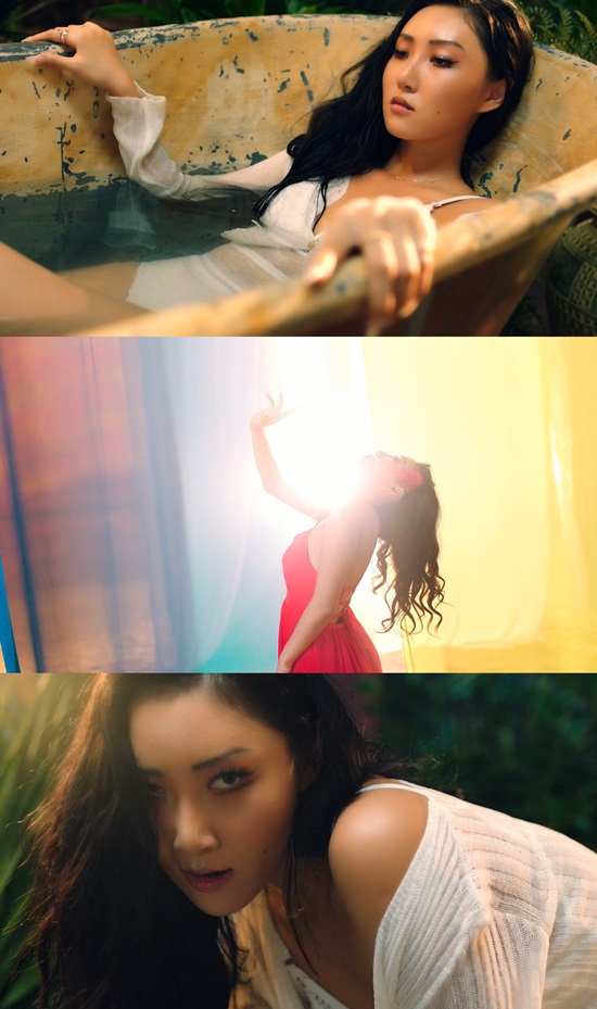 MAMAMOO has released a video of Hwasa Teaser.MAMAMOO released a personal Teaser video of Hwasas new mini-album RED Moon title song You Na Year through official SNS on the 11th, raising the comeback atmosphere.The public footage captures the eye with the unconventional and sexy charm of Hwasa, who wore a white swimsuit and emanated sensual poses and seductive eyes in the bathtub.The silhouette of Hwasa in a red one piece under intense sunlight is revealed and the dreamy atmosphere is added to the best.Especially, in the charming tone of Hwasa, I am your satellite four weeks, but you are not the sun is emphasized by the charm of the girl crush and captures the eyes and ears.MAMAMOO will release a new mini album RED Moon on the 16th and will return to the title song Youre Year.The new mini album RED Moon is the second color of MAMAMOO Four Seasons Four Color Project and the moon, which means Moonbyul in red, which is the symbol color of Moonbyul. It is a color of passion that awakens the sense of red, so it captures the glamorous and passionate charm of MAMAMOO.The title song You and the Year is a reggaeton genre that always thinks about yourself and thinks about yourself, unlike yourself who thinks about the other person first, and gives a step to the lover who takes care of himself first.Meanwhile, MAMAMOO will release its new mini album RED Moon at 6 p.m. on the 16th and start full-scale activities with the title song You Na Year. / Photo=RBW