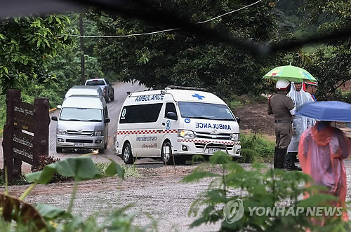 생환자 싣고 이동하는 구급차[AFP=연합뉴스]