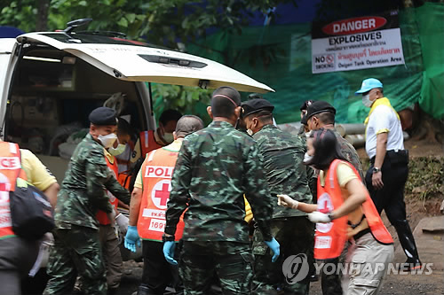 구급차로 옮겨지는 생존자[AFP=연합뉴스 자료사진]