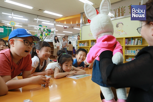 해피할머니들은 구연동화에 쓰이는 소품을 직접 만든다. 최대성 기자 ⓒ베이비뉴스