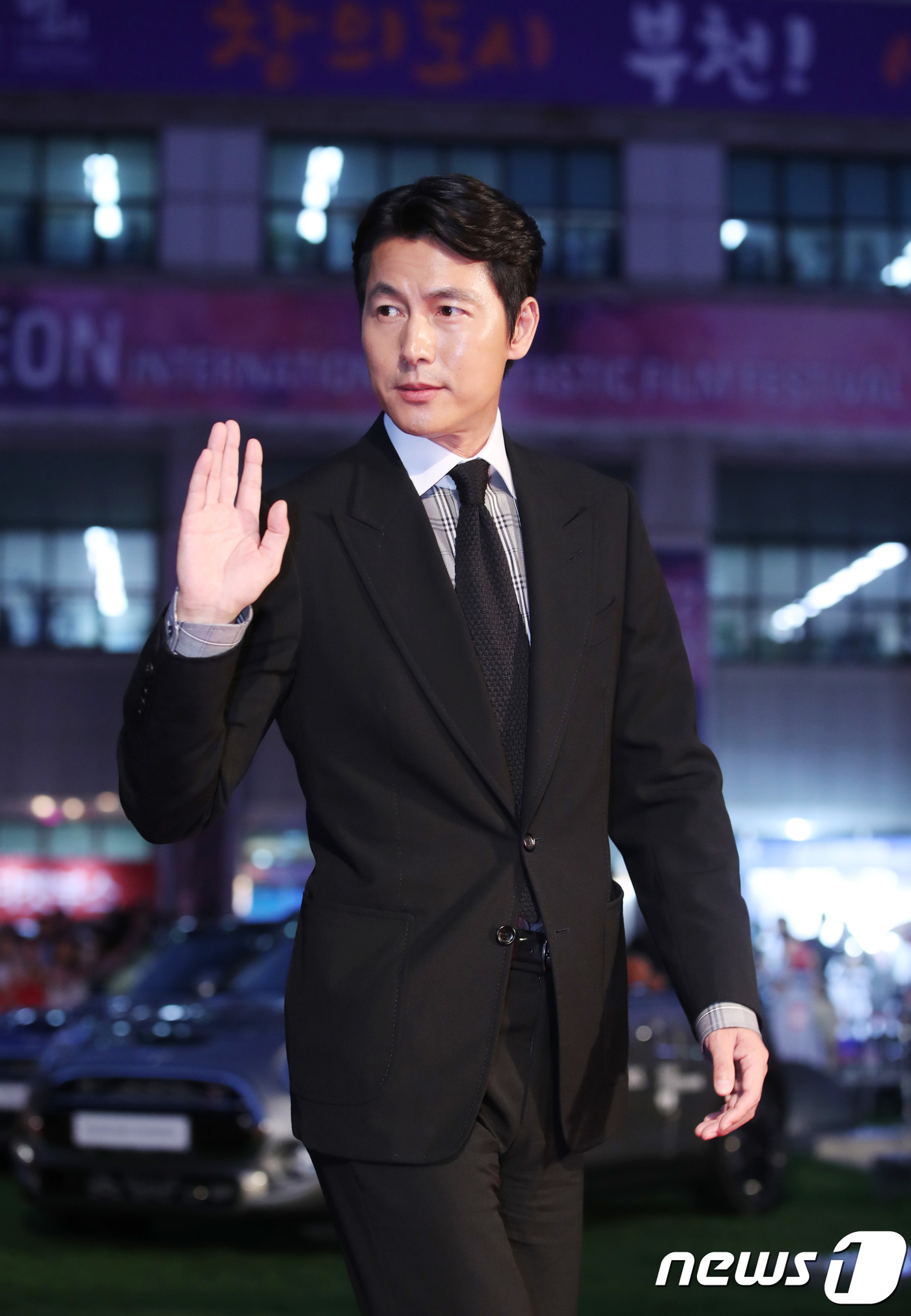 Jung Woo-sung took the stage as the second protagonist of the Korean film SEK at the opening ceremony of the 22nd Bucheon International Fantastic Duo Film Festival (Chairman of the Organizing Committee, Choi Yong-bae) at the grass plaza of Bucheon City Hall in Gilju-ro, Bucheon City, Gyeonggi Province, at 8 p.m. on the 12th.On this day, he was introduced to MC Choi Min-ho and stood on stage and said, Thank you for presenting SEK time at the Bucheon International Fantastic Duo Film Festival.I still have a long way to go, but I will ask myself whether I am in a position to play SEK. But it seems to be a valuable opportunity to look back on the past time, and I am glad to be able to play SEK against Bucheon and thank you.The Bucheon International Fantastic Duo Film Festival highlights Jung Woo-sung with the title Star, Actor, Artist Jung Woo-sung (JUNG Woo-sung: The Star, the Actor, the Artist).Twelve representative works of Jung Woo-sung will be screened from Bit, No Sun and Asura and Steel Rain.Meanwhile, the Bucheon International Fantastic Duo Film Festival will be held for 11 days from today to 22nd, centering on Bucheon City Hall.