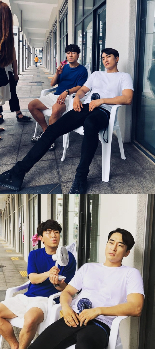 Actor Song Seung-heon and Lee Si-eon reported on the weary recent days in the hot summer.Song Seung-heon posted a photo on his SNS on Wednesday with an article entitled Its hot...In the photo, Song Seung-heon is wearing a white T-shirt and black pants, showing off her slender glee and dazzling visuals.Song Seung-heon is sitting side by side in Nahon Asset is drawing V as it is.Lee Si-eon also posted a picture on his SNS with the article I am a fool who thought I could send out a hot summer with an extension service, a mouthful.Lee Si-eon, born in 1982, is six years younger than Song Seung-heon, born in 1976.Lee Si-eon is trying to relieve the heat of Song Seung-heon by adding a wind of mouth to a small fan.Song Seung-heon and Lee Si-eons affectionate chemistry stand out.Song Seung-heon and Lee Si-eon are filming the OCN drama The Player together.The Player is scheduled to follow Voice Season 2 scheduled to be broadcast in August.