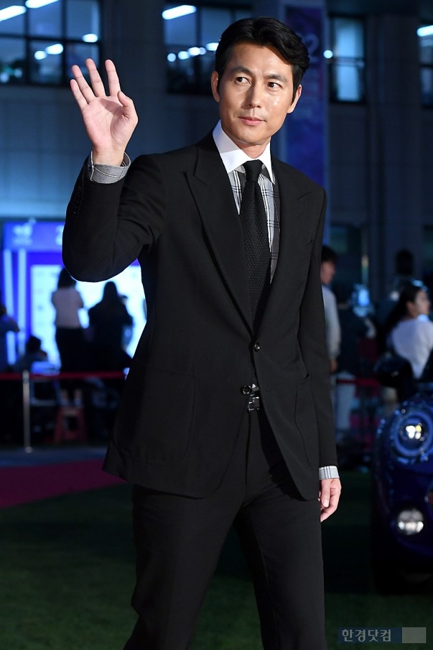 Actor Jung Woo-sung is taking his step at the Red Carpet Event of the 22nd Bucheon International Fantastic Duo Film Festival (22th Bifan) held at Bucheon City Hall in Bucheon City, Gyeonggi Province on the afternoon of the 12th.