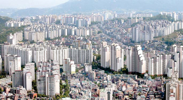 7월 둘째주 서울 동작구 아파트 전세금 주간 상승률이 25개 자치구 가운데 가장 높은 0.29%를 기록했다. 사진은 동작구 아파트단지 일대 전경. [사진제공  = 연합뉴스]