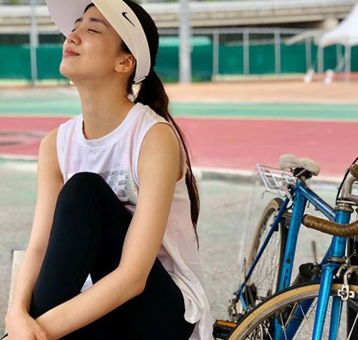 Actor Park Ha-sun gave a relaxing routine to enjoy bicycle.Park Ha-sun posted several photos on his SNS on the 12th, #bicycle # cycle I want to take care of my favorite sunshine for two months, and it is cool and good. The finish is originally Love Has Gone.Ryu Soo-young - Park Ha-sun married in January 2017 and got a daughter on August 23 of the same year.Her husband, Ryu Soo-young, is appearing on MBN Lets Live Forward, My Style.Park Ha-sun is preparing to film Confession as a return to work after giving birth