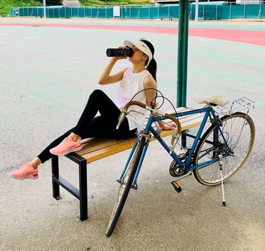 Actor Park Ha-sun gave a relaxing routine to enjoy bicycle.Park Ha-sun posted several photos on his SNS on the 12th, #bicycle # cycle I want to take care of my favorite sunshine for two months, and it is cool and good. The finish is originally Love Has Gone.Ryu Soo-young - Park Ha-sun married in January 2017 and got a daughter on August 23 of the same year.Her husband, Ryu Soo-young, is appearing on MBN Lets Live Forward, My Style.Park Ha-sun is preparing to film Confession as a return to work after giving birth