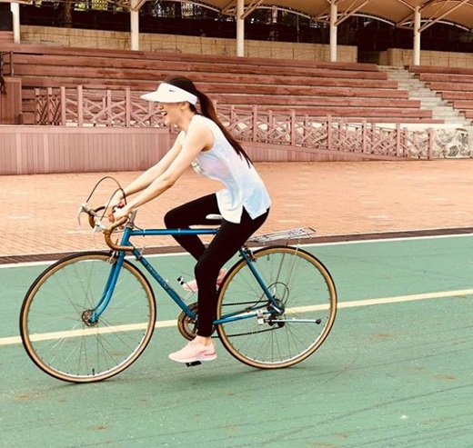 Actor Park Ha-sun gave a relaxing routine to enjoy bicycle.Park Ha-sun posted several photos on his SNS on the 12th, #bicycle # cycle I want to take care of my favorite sunshine for two months, and it is cool and good. The finish is originally Love Has Gone.Ryu Soo-young - Park Ha-sun married in January 2017 and got a daughter on August 23 of the same year.Her husband, Ryu Soo-young, is appearing on MBN Lets Live Forward, My Style.Park Ha-sun is preparing to film Confession as a return to work after giving birth
