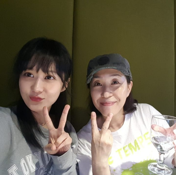 Confession Couple mother and daughter Jang Na-ra and Kim Mi-kyung had a nice meeting.Jang Na-ra posted several photos on his instagram on July 11 with an article entitled Mikyung Sam. Teacher bought me a delicious .On the same day, Kim Mi-kyung also said, My daughter, Jinju ~ Narachan  I met for a long time, has added a lot of lies and brought a watermelon that is big enough for me.I am still pretty, still sad, and I am a huge mental owner who forgets my age. Lets go to play ~ ~  and expressed affection for Jang Na-ra.The photos show the images of Jang Na-ra and Kim Mi-kyung who visited the restaurant, and the modest and cheerful atmosphere attracts Eye-catching.The friendship that continues after the end of the drama Confession Couple gives a warm heart.sulphur-su-yeon