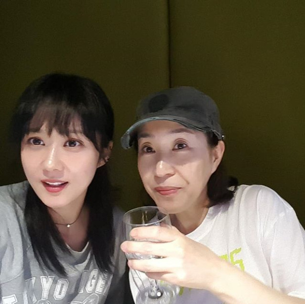 Confession Couple mother and daughter Jang Na-ra and Kim Mi-kyung had a nice meeting.Jang Na-ra posted several photos on his instagram on July 11 with an article entitled Mikyung Sam. Teacher bought me a delicious .On the same day, Kim Mi-kyung also said, My daughter, Jinju ~ Narachan  I met for a long time, has added a lot of lies and brought a watermelon that is big enough for me.I am still pretty, still sad, and I am a huge mental owner who forgets my age. Lets go to play ~ ~  and expressed affection for Jang Na-ra.The photos show the images of Jang Na-ra and Kim Mi-kyung who visited the restaurant, and the modest and cheerful atmosphere attracts Eye-catching.The friendship that continues after the end of the drama Confession Couple gives a warm heart.sulphur-su-yeon