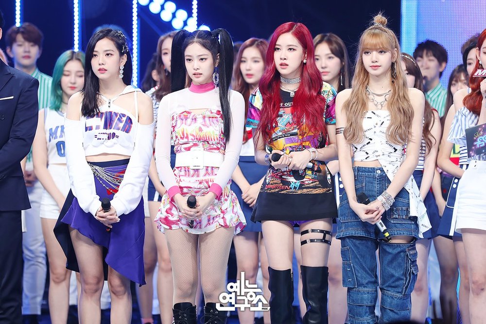 MBCs Show! Show! Music Core behind-the-scenes cut of the group BLACKPINK (Jennie Kim, JiSoo, Lisa, Rose) has been unveiled.On the afternoon of July 12, MBC Entertainment Research Institute official Twitter posted a picture with the article Pretty pretty BLACKPINK. Blepping peoples bliss.The photo is a behind-the-scenes cut of BLACKPINK members who appeared on Show! Show! Music Core.The members in the photo show off their visuals that can not be covered by the superiority, and they attract attention. Especially, Jenny Kim is impressed by her hair style.BLACKPINK released its first mini album SQUARE UP (Square Up) on June 15, and has been loved for four weeks by sweeping the top of the music charts.Not only in Korea but also in 44 countries overseas iTunes album charts topped the list.hwang hye-jin