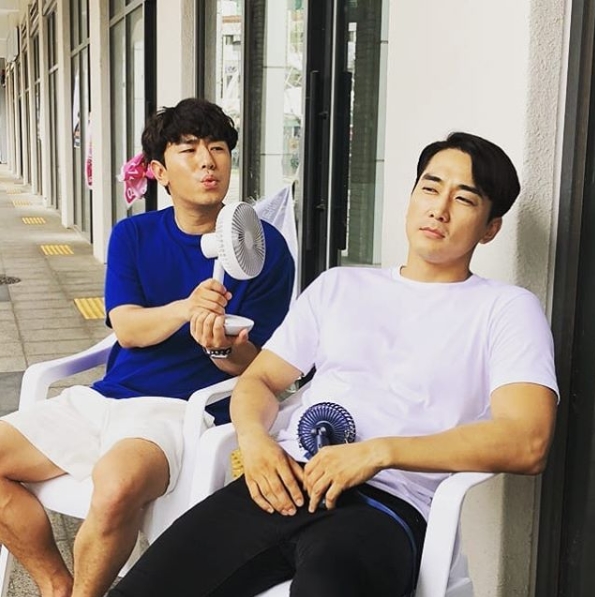 Actor Lee Si-eon unveiled his delightful time with Song Seung-heon.On July 12, Ishian posted a picture on his instagram with an article entitled I am a fool who thought that I could send a hot summer together with an extension service.The photo shows Isian sitting next to Song Seung Heon and holding a portable fan. Isian has a sharp attitude that blows his mouth and wind together.Unlike Ishians efforts, the expression of Song Seung Heon, who is sour, gives a smile to the viewer.The fans who responded to the photos responded such as Both are so cute, You are not so hot that you are not crazy? And You are also treating your brother!delay stock