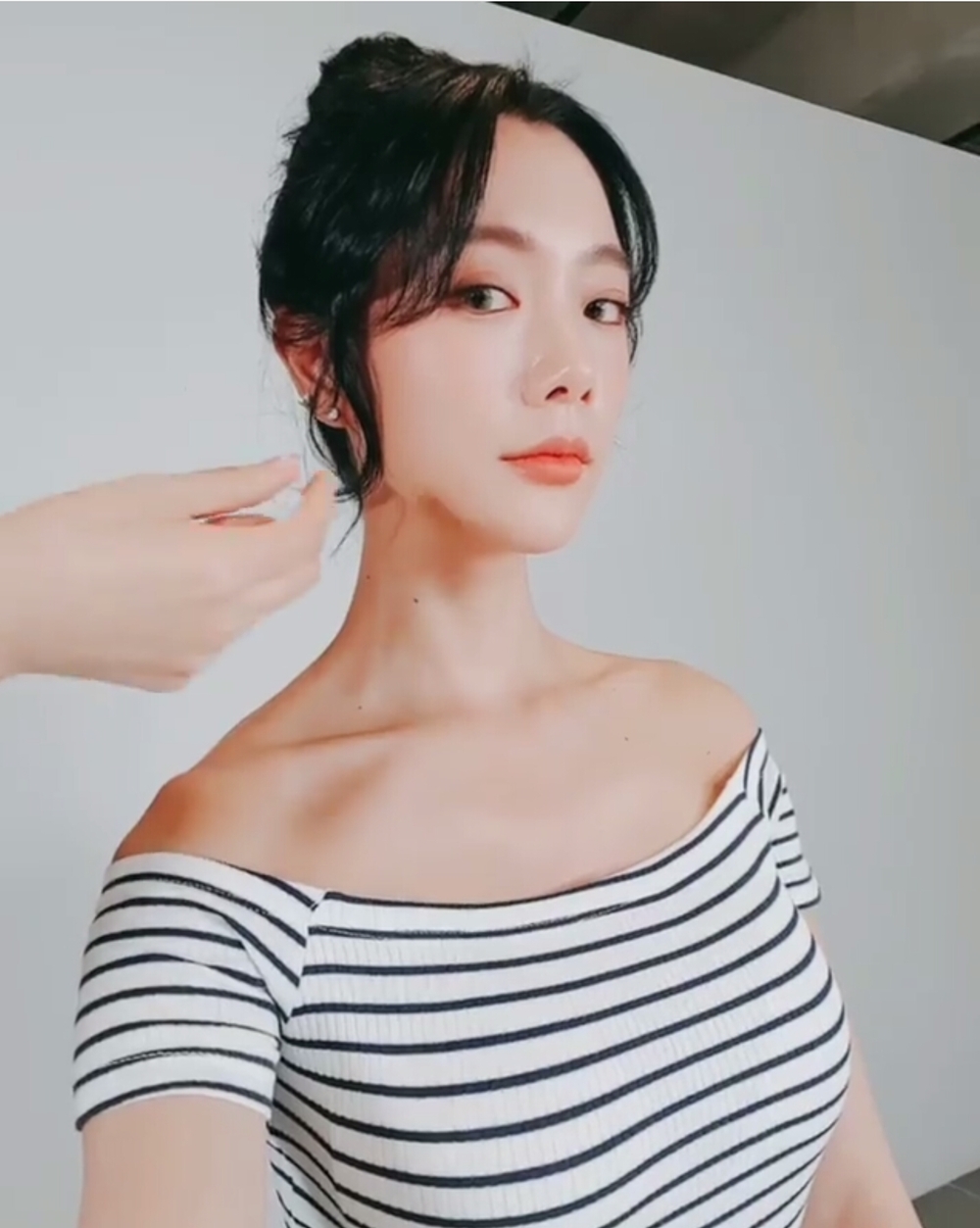 Claras current situation has been revealed.Actor Clara posted a Selfie video on her Instagram account on July 12.Clara in the video is wearing a hair styling. The volume emphasized on the striped top attracts attention.kim ye-eun
