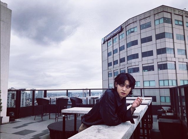 Singer Jung Joon-young has oozed a chic charm in Philippines.Jung Joon-young posted a picture on his Instagram on July 12 (Korean time) with an article entitled Back Home (The Way Home).Inside the picture was a picture of Jung Joon-young leaning against the roof railing of the Philippines building.Jung Joon-young is looking elsewhere than at the camera, a striking visual of Jung Joon-young in a striped shirt catches the eye.The fans who responded to the photos responded What will be the atmosphere, Why are you so sexy! And Its cool.delay stock