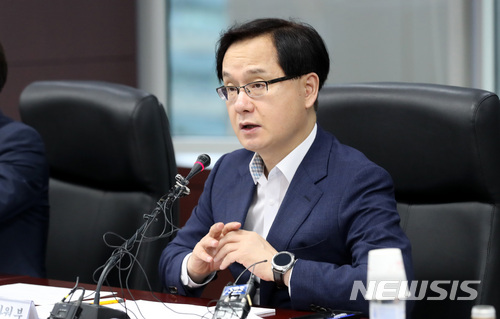 【서울=뉴시스】이영환 기자 = 12일 오전 서울 종로구 무역보험공사 대회의실에서 열린 미·중 무역분쟁 실물경제 대응반 회의에 참석한 강성천 산업통상자원부 통상차관보가 모두발언을 하고 있다. 2018.07.12.  20hwan@newsis.com