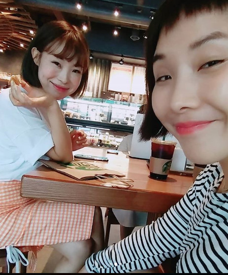 Shin Bong-sun, Oh Nami and Yu-mi Kang were reborn as beautiful Gag Woman.Shin Bong-sun posted several photos on his SNS on the 11th with a message # Gacon Green Crematorium # Sbuck Dating # Yumi Squirm # Namio # Amameame.In the photo, Shin Bong-sun and Yu-mi Kang pose affectionately in the cafe and take photos of the couple.Both of them are happy with their immaculate skin and clear images.Another photo shows Shin Bong-sun and Oh Nami, both of whom are all laughing happily at the cafe chatter.Fans have been hotly reacted to the luscious charms of Oh Nami and Shin Bong-sun.Shin Bong-sun, Oh Nami and Yu-mi Kang are currently playing a big role in KBS 2TV Gag Concert.Shin Bong-sun SNS