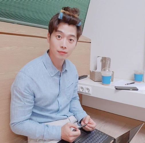 Actor Kim Jae Won showed off his handsome side.Kim Jae Won posted a picture on his SNS on the afternoon of the 12th, Thank you for finishing the V app meeting and doing it together. # Han River Style # Impossible Uncle # 10 million Gazia.Kim Jae Won in the photo showed off her cute charm with a hair roll on her head; in another photo, she beamed at the viewer as she stared at Camera.Kim Jae Won will play the role of Han Kang-woo in If You Think Youll Talk to Her, which will be broadcasted on the 14th,Kim Jae Won SNS