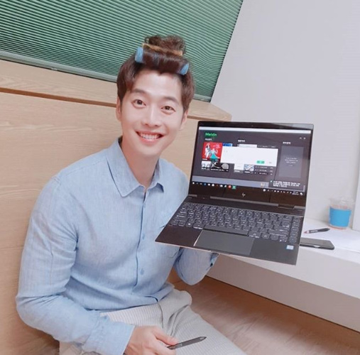 Actor Kim Jae Won showed off his handsome side.Kim Jae Won posted a picture on his SNS on the afternoon of the 12th, Thank you for finishing the V app meeting and doing it together. # Han River Style # Impossible Uncle # 10 million Gazia.Kim Jae Won in the photo showed off her cute charm with a hair roll on her head; in another photo, she beamed at the viewer as she stared at Camera.Kim Jae Won will play the role of Han Kang-woo in If You Think Youll Talk to Her, which will be broadcasted on the 14th,Kim Jae Won SNS