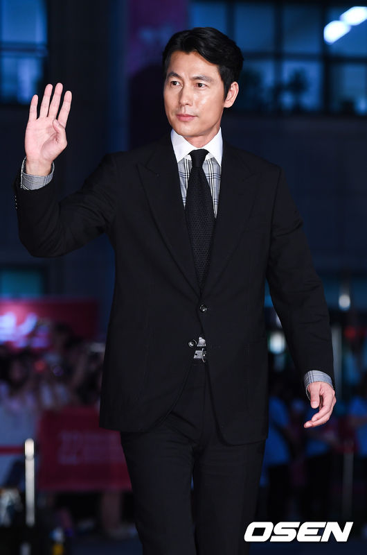 Jung Woo-sung is stepping on the Red Carpet at the 22nd Bucheon International Fantastic Film Festival (BIFAN) Red Carpet photo wall Event held at the plaza in front of Bucheon City Hall in the Middle East, Bucheon City, Gyeonggi Province on the afternoon of the 12th.
