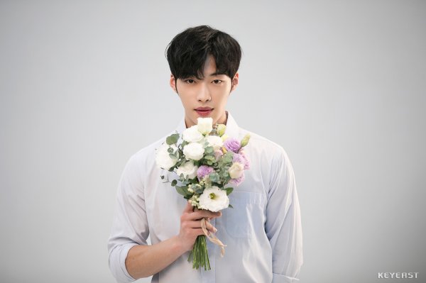 A man with a flower .. Woo Do-hwan, <p>Woo Do-hwans advertisement shooting behind cutting was released.</p><p>Woo Do-hwan in the picture draws attention to people looking at the clear beautiful skin and cool smile down the beauty brand model down. Woo Do-hwan took advantage of accessories, showed various poses, boasted the charm of Gentlemen shaking the womans heart.</p><p>Woo Do-hwan plans to shoot the second half movie Lion (director Gim Jae-hwan). One man who lost his father plans to breathe, such as Park Seo Jun, Ahn Sung-ki, with Occult horror action throwing the final confrontation with evil death god who disturbs the world.</p><p>Recently, the first overseas Love Without Love in Japan in August to come, the news that the Live at Summer Vacation / 08 will be held was told and received much attention</p>