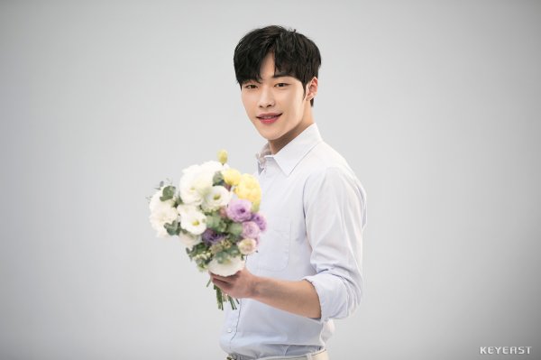 A man with a flower .. Woo Do-hwan, <p>Woo Do-hwans advertisement shooting behind cutting was released.</p><p>Woo Do-hwan in the picture draws attention to people looking at the clear beautiful skin and cool smile down the beauty brand model down. Woo Do-hwan took advantage of accessories, showed various poses, boasted the charm of Gentlemen shaking the womans heart.</p><p>Woo Do-hwan plans to shoot the second half movie Lion (director Gim Jae-hwan). One man who lost his father plans to breathe, such as Park Seo Jun, Ahn Sung-ki, with Occult horror action throwing the final confrontation with evil death god who disturbs the world.</p><p>Recently, the first overseas Love Without Love in Japan in August to come, the news that the Live at Summer Vacation / 08 will be held was told and received much attention</p>