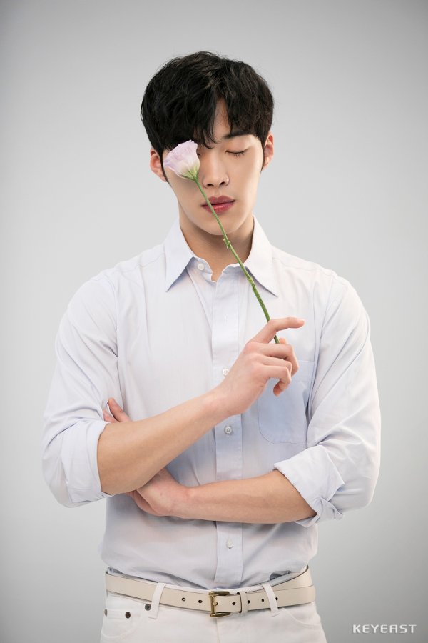 A behind-the-scenes footage of Woo Do-hwans commercial has been released.In the photo, Woo Do-hwan captures the attention of those who see the beauty brand model with clear and bright skin and a refreshing smile.Woo Do-hwan showed off his Gentleman charm, which uses various accessories to show various poses and shake his emotions.Woo Do-hwan will start filming the movie Lion (director Kim Joo-hwan) in the second half of the year.A man who lost his father will co-work with Park Seo-joon and Ahn Sung-ki as an Occult Horror action that will face the worlds disturbing evil god.Recently, it was reported that it will hold its first overseas fan meeting in Japan in August.