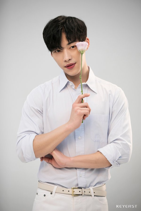 A behind-the-scenes footage of Woo Do-hwans commercial has been released.In the photo, Woo Do-hwan captures the attention of those who see the beauty brand model with clear and bright skin and a refreshing smile.Woo Do-hwan showed off his Gentleman charm, which uses various accessories to show various poses and shake his emotions.Woo Do-hwan will start filming the movie Lion (director Kim Joo-hwan) in the second half of the year.A man who lost his father will co-work with Park Seo-joon and Ahn Sung-ki as an Occult Horror action that will face the worlds disturbing evil god.Recently, it was reported that it will hold its first overseas fan meeting in Japan in August.