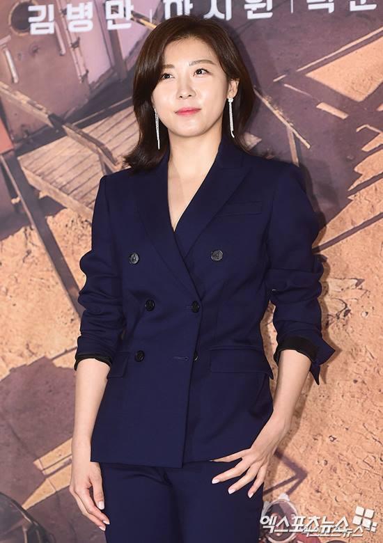 Actor Ha Ji-won showed off his perfect suit fit.Ha Ji Won attended the presentation of TVNs new SF reality program Galileo: Awakening Space at CGV Yongsan branch in Cheongpa-ro, Seoul on the afternoon of the 12th.Galileo: Awakening Space, starring Kim Byung-man, Ha Ji-won, Nichkhun, and Sejeong, is a program that challenges Mars Human Exploration at the MDRS (Mars Desert Research Station/Mars Exploration Research Base), which has never been released in Korea.Ha Ji Won, who visited the production presentation site on the day, appeared in a dark navy color suit.From a simple hairstyle to a bunch of costumes, Ha Ji-won focused his attention on his unique charm. Lets take a look at Ha Ji-wons flawless suit fit again.