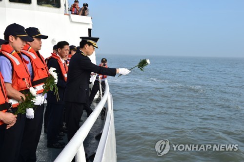 조현배 해양경찰청장, 세월호 사고해역에 헌화 [해양경찰청 제공]